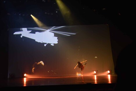 舞台オリジナルキャラクターの、松永一哉演じるエイブ・レオン。故郷の村をヘリに襲われた際にはサッカーボールでヘリを撃墜した。