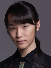 岸神小鞠役の天羽尚吾。