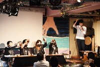 乾杯をする一同。