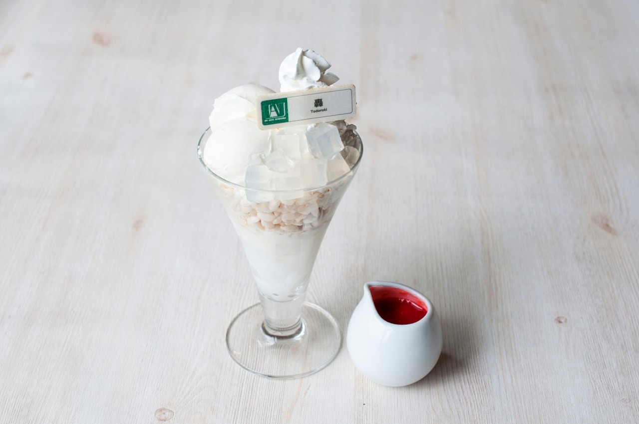 「轟焦凍のホワイトパフェ～いちごソース添え～」