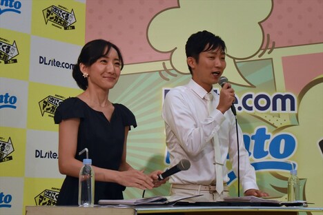 「第3回 次にくるマンガ大賞」受賞作発表会の様子。MCを務める石田明（右）と松澤千晶（左）。