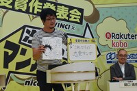 「青のフラッグ」の少年ジャンプ＋編集部の中路氏。「少年マンガの典型的な恋愛観ではない、それぞれの青春観を描いている」と主張し、さらに「音が聞こえ色が見えるような描写力」も魅力と話した。