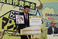 「かぐや様は告らせたい～天才たちの恋愛頭脳戦～」のプレゼンをする週刊ヤングジャンプ編集部の酒井氏。「真の天才は作者!!」ともアピール。