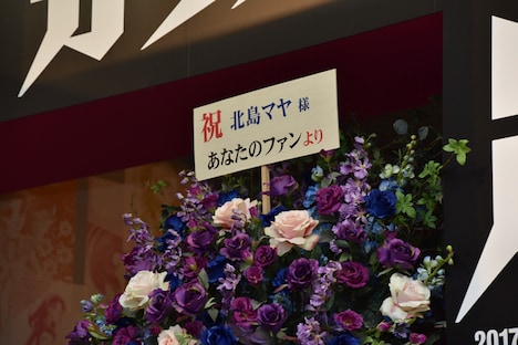エントランスには「あなたのファンより」と書かれた紫のバラが。