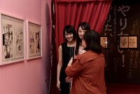 美内すずえが吉本実憂と井本彩花に作品を解説する様子。