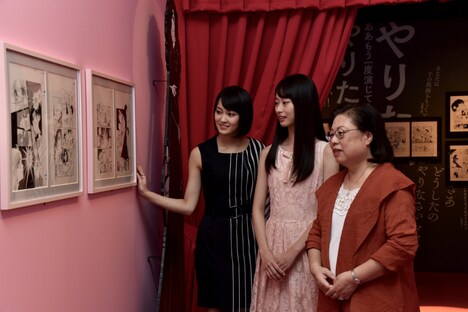 美内すずえが吉本実憂と井本彩花に作品を解説。