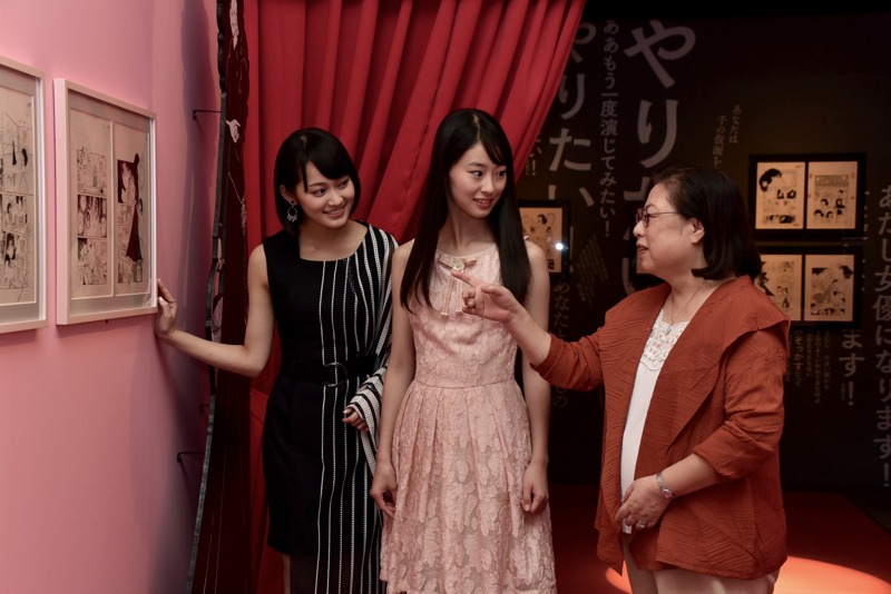 美内すずえが吉本実憂と井本彩花に作品を解説する様子。