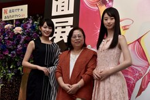 左から吉本実憂、美内すずえ、井本彩花。