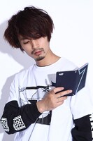 藤木遊作モデルのスマートフォンケース使用イメージ。