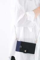 武藤遊戯モデルのスマートフォンケース使用イメージ。