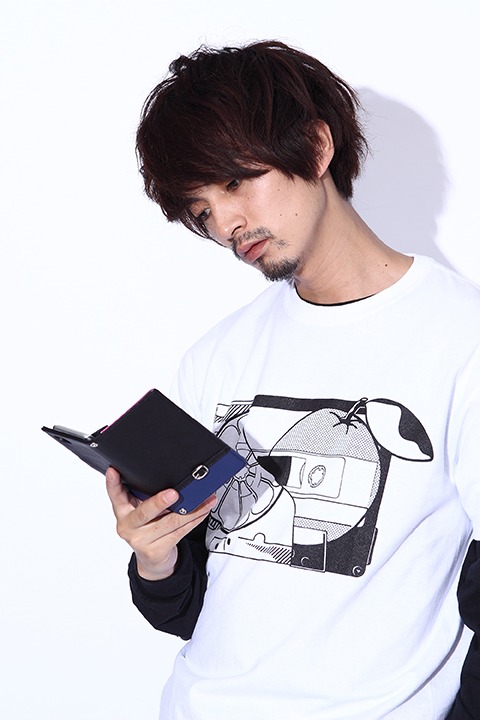 武藤遊戯モデルのスマートフォンケース使用イメージ。