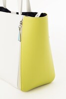 THRIVEモデルのバッグ。