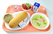 「銀魂高校の学食人気NO.1のクリームシチューとコッペパンセットだぁ～！」