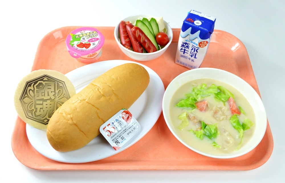 「銀魂高校の学食人気NO.1のクリームシチューとコッペパンセットだぁ～！」