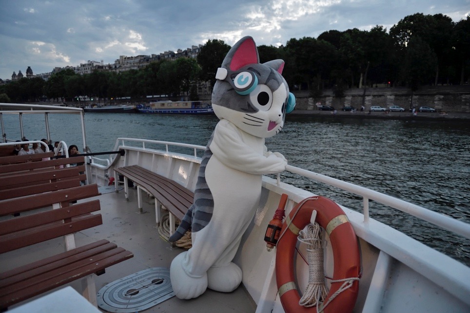 フランスを旅するチーの様子。