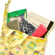 キャンバスショルダートートの使用イメージ。