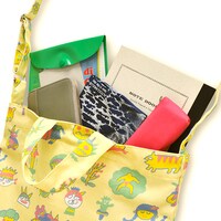 キャンバスショルダートートの使用イメージ。