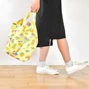 キャンバスショルダートートの使用イメージ。