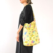 キャンバスショルダートートの使用イメージ。