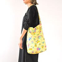 キャンバスショルダートートの使用イメージ。