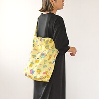 キャンバスショルダートートの使用イメージ。