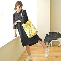 キャンバスショルダートートの使用イメージ。