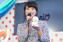 実寸サイズのミーくんを手にする茜屋日海夏。