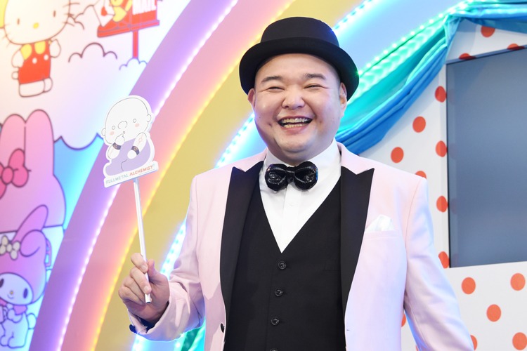 サンリオデザインのグラトニーを手に微笑む内山信二。