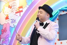 サンリオデザインのグラトニーを手に、「かわいいですねえ」としみじみ語る内山信二。