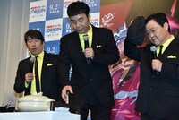 おでんが登場したため、帽子の向きを変えてかぶり直す上島竜兵。