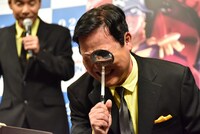 おたまで顔を冷やす上島竜兵。