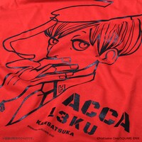 「タバコをくゆらせるジーンTシャツ」