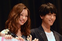 映画「アヤメくんののんびり肉食日誌」の完成披露イベントの様子。