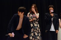 映画を観終え、黒羽麻璃央（右）に感想を伝えたときの様子を再現する佐伯大地（左）。