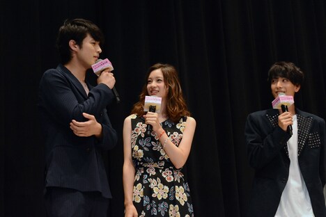 映画「アヤメくんののんびり肉食日誌」の完成披露イベントの様子。