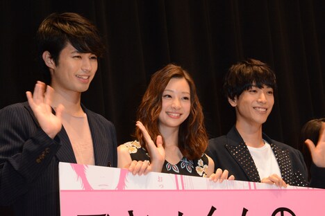 映画「アヤメくんののんびり肉食日誌」の完成披露イベントの様子。