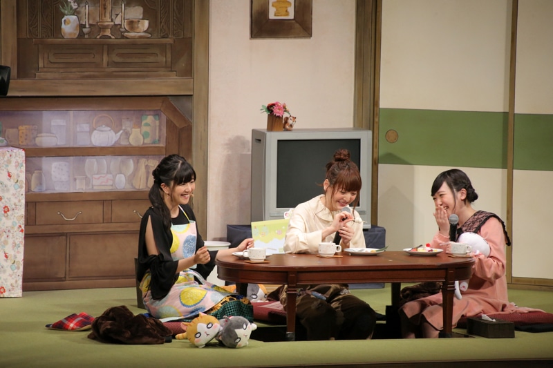 左からあかり役の茅野愛衣、ひなた役の花澤香菜、モモ役の久野美咲。