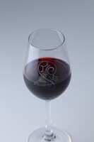 ヴィクトル・ニキフォロフの誕生日を記念したワインとグラス。