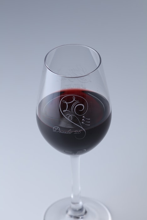 ヴィクトル・ニキフォロフの誕生日を記念したワインとグラス。