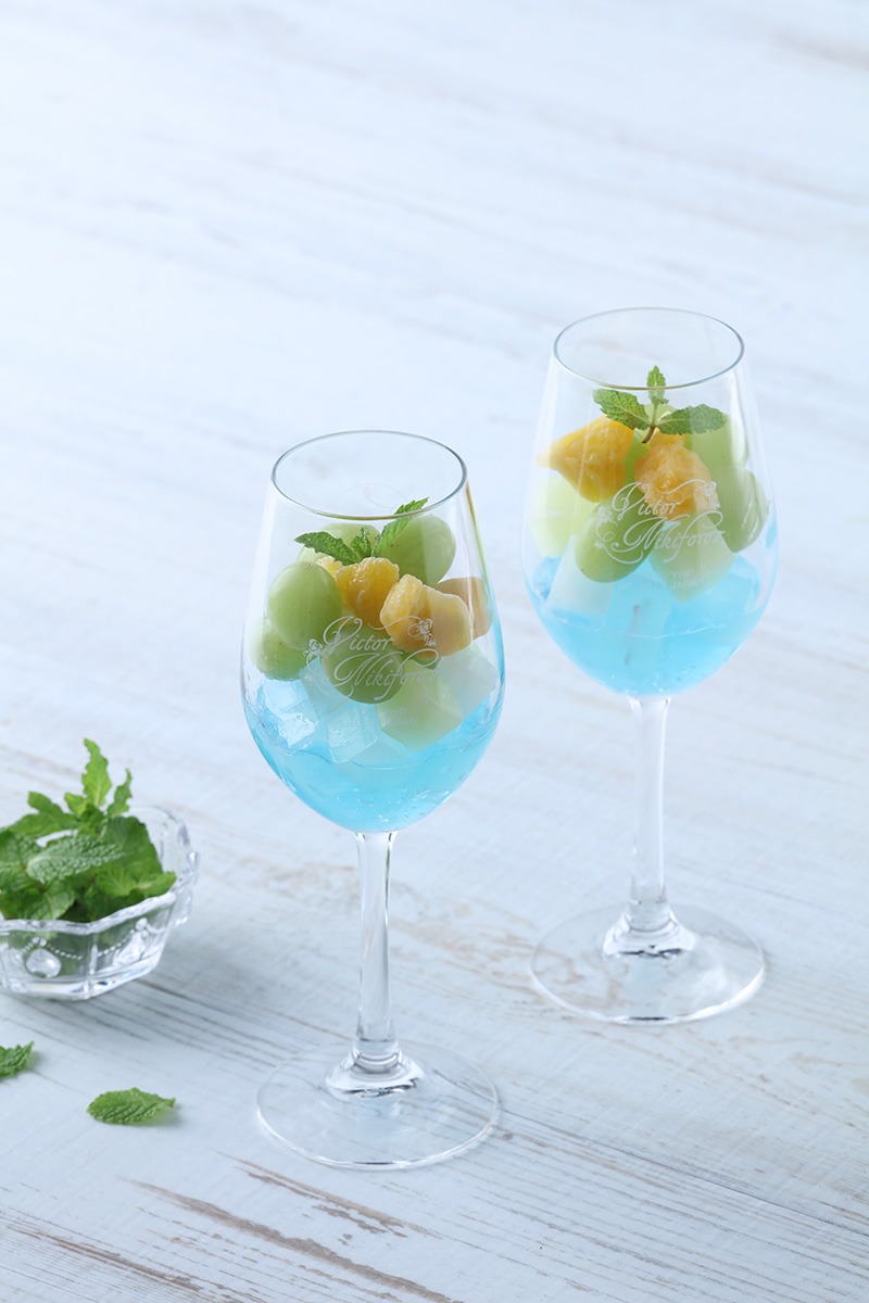 ヴィクトル・ニキフォロフの誕生日を記念したグラスの使用イメージ。