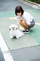 「モコゾウ フォトTシャツ」の着用例。（モデル：吉澤嘉代子）