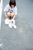 「モコゾウ フォトTシャツ」の着用例。（モデル：吉澤嘉代子）