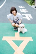 「モコゾウ フォトTシャツ」の着用例。（モデル：吉澤嘉代子）