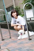 「モコゾウ フォトTシャツ」の着用例。（モデル：吉澤嘉代子）