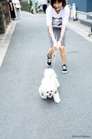 「モコゾウ フォトTシャツ」の着用例。（モデル：吉澤嘉代子）