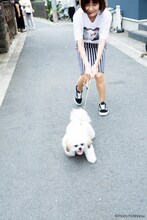 「モコゾウ フォトTシャツ」の着用例。（モデル：吉澤嘉代子）