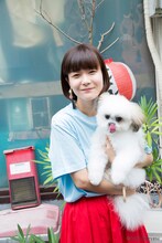 「モコゾウ 刺繍Tシャツ」の着用例。（モデル：吉澤嘉代子）