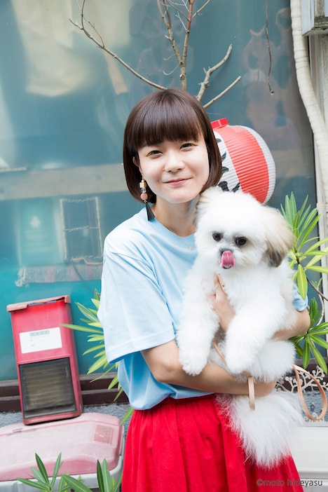 「モコゾウ 刺繍Tシャツ」の着用例。（モデル：吉澤嘉代子）