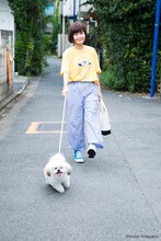 「モコゾウ プリントTシャツ」の着用例。（モデル：吉澤嘉代子）