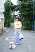 「モコゾウ プリントTシャツ」の着用例。（モデル：吉澤嘉代子）